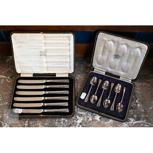 466 - A cased set of six Old English Pattern teaspoons, Sheffield 1920, 70g, to/w a cased set of tea knive... 