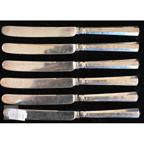 466 - A cased set of six Old English Pattern teaspoons, Sheffield 1920, 70g, to/w a cased set of tea knive... 