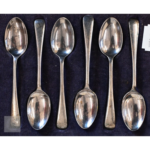 466 - A cased set of six Old English Pattern teaspoons, Sheffield 1920, 70g, to/w a cased set of tea knive... 