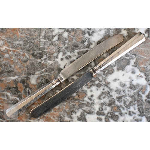 466 - A cased set of six Old English Pattern teaspoons, Sheffield 1920, 70g, to/w a cased set of tea knive... 