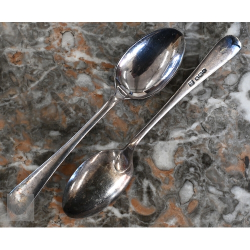 466 - A cased set of six Old English Pattern teaspoons, Sheffield 1920, 70g, to/w a cased set of tea knive... 
