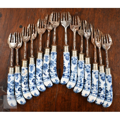 472 - An antique set of fourteen steel pastry forks with blue and white Onion Pattern pistol-grip handles ... 