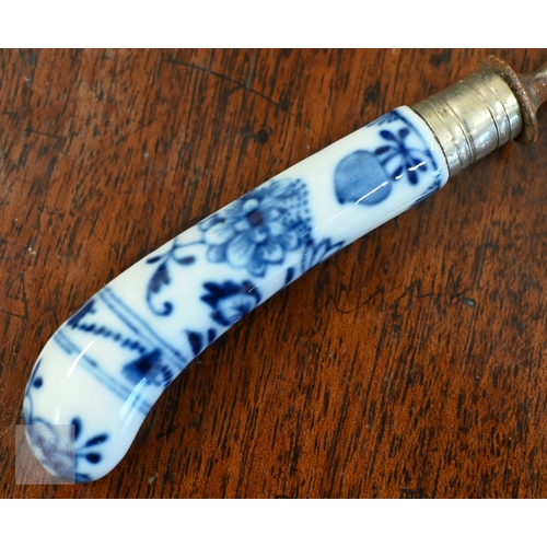 472 - An antique set of fourteen steel pastry forks with blue and white Onion Pattern pistol-grip handles ... 