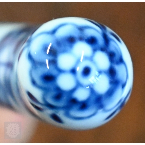 472 - An antique set of fourteen steel pastry forks with blue and white Onion Pattern pistol-grip handles ... 