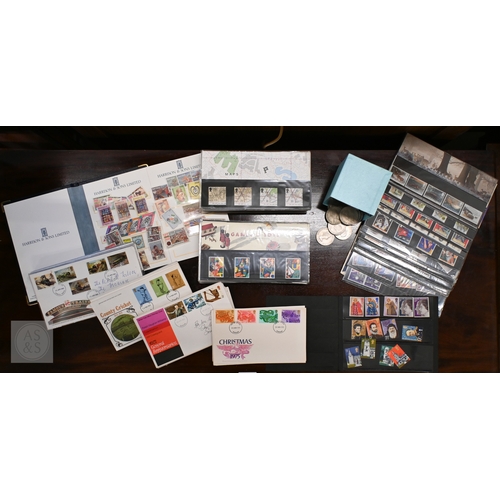 496 - Ten 1965 Churchill crowns, to/w 28 other Elizabeth II commemorative crowns and a quantity of first d... 