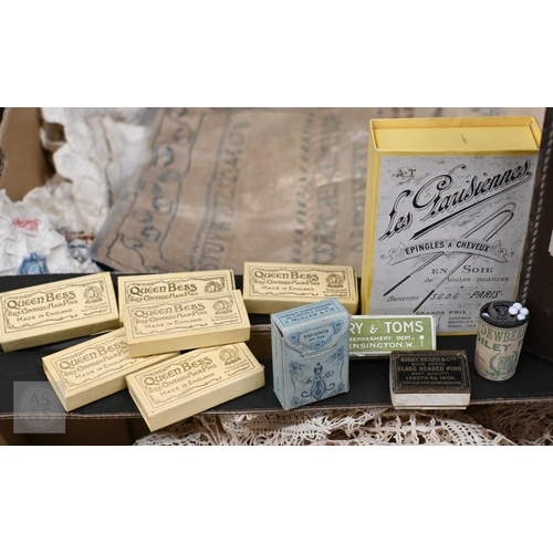 578 - A quantity of vintage linen and lace, to/w a small leather suitcase and various vintage boxed hairpi... 