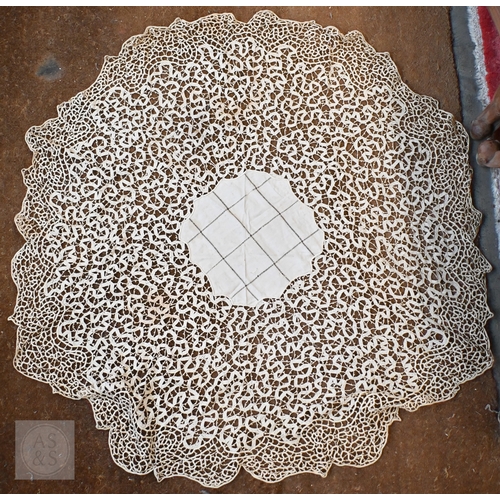 578 - A quantity of vintage linen and lace, to/w a small leather suitcase and various vintage boxed hairpi... 