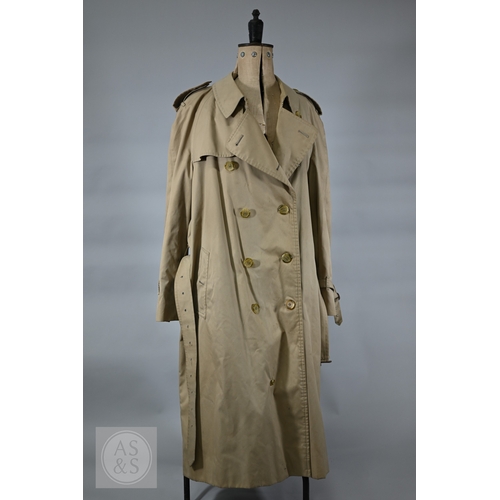 541 - Burberry's - A classic vintage men's double-breasted trench coat/mac with iconic checked lining, bel... 