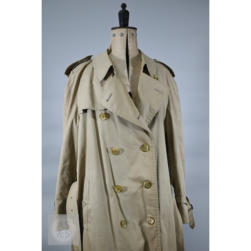 541 - Burberry's - A classic vintage men's double-breasted trench coat/mac with iconic checked lining, bel... 