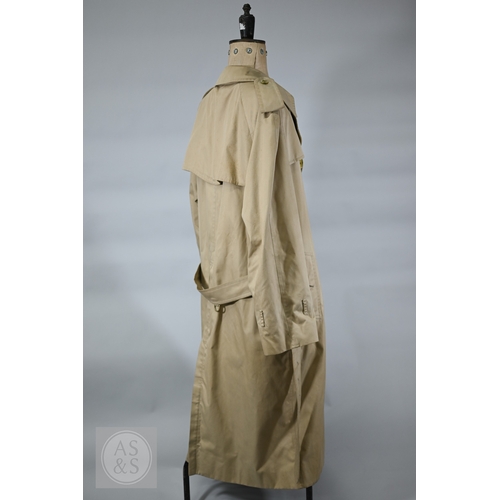 541 - Burberry's - A classic vintage men's double-breasted trench coat/mac with iconic checked lining, bel... 