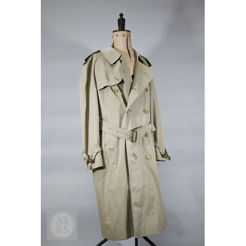 542 - Burberry's - A classic vintage men's double-breasted trench coat/mac with iconic checked lining, bel... 