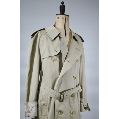 542 - Burberry's - A classic vintage men's double-breasted trench coat/mac with iconic checked lining, bel... 