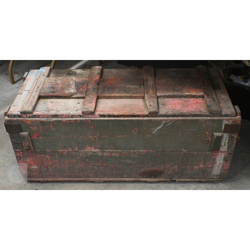 560 - An old green painted wooden WW1 era ammunition box, numbered on base 'B304' 96 cm x 40 cm x 40 cm hi... 
