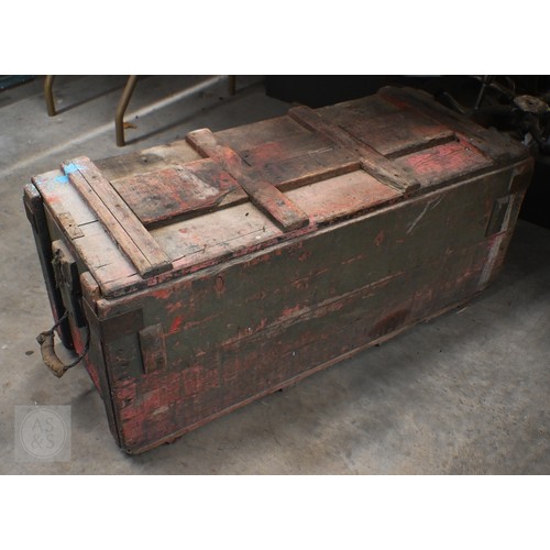 560 - An old green painted wooden WW1 era ammunition box, numbered on base 'B304' 96 cm x 40 cm x 40 cm hi... 