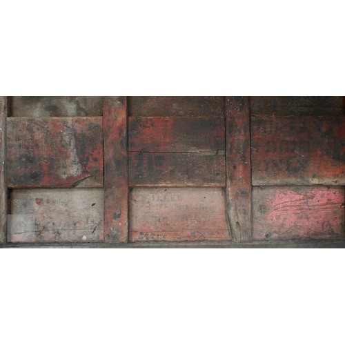 560 - An old green painted wooden WW1 era ammunition box, numbered on base 'B304' 96 cm x 40 cm x 40 cm hi... 