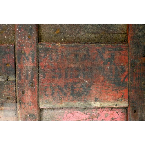 560 - An old green painted wooden WW1 era ammunition box, numbered on base 'B304' 96 cm x 40 cm x 40 cm hi... 