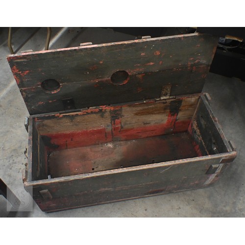 560 - An old green painted wooden WW1 era ammunition box, numbered on base 'B304' 96 cm x 40 cm x 40 cm hi... 