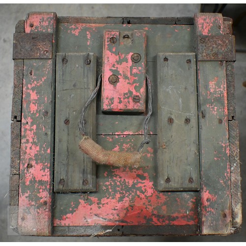 560 - An old green painted wooden WW1 era ammunition box, numbered on base 'B304' 96 cm x 40 cm x 40 cm hi... 