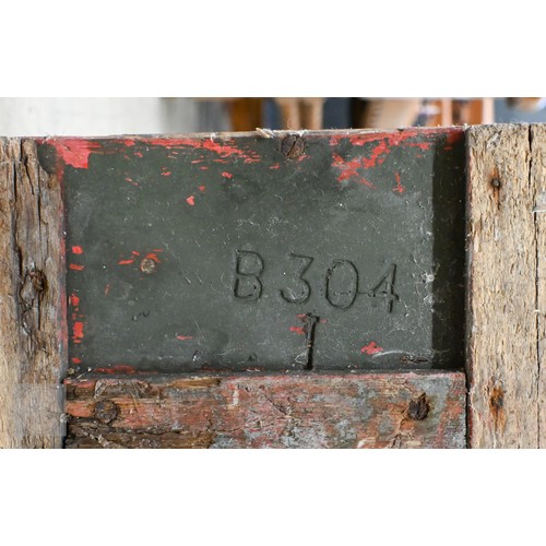 560 - An old green painted wooden WW1 era ammunition box, numbered on base 'B304' 96 cm x 40 cm x 40 cm hi... 