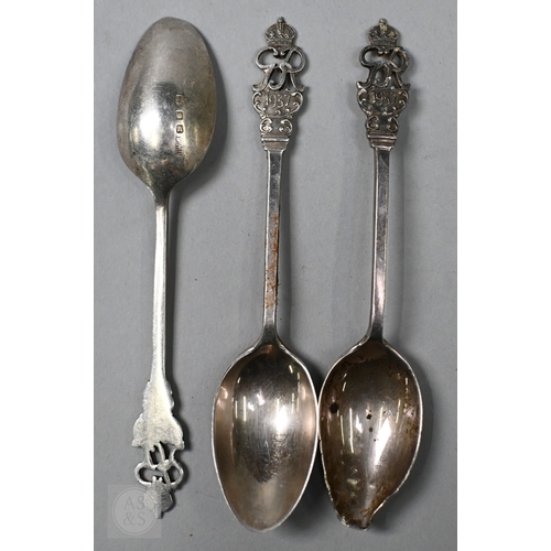20A - A silver drum mustard, London 1927, to/w a George III fiddle pattern tablespoon, London 1800 (a/f), ... 