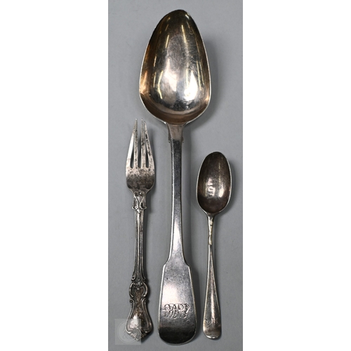 20A - A silver drum mustard, London 1927, to/w a George III fiddle pattern tablespoon, London 1800 (a/f), ... 