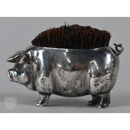 32 - An Edwardian silver novelty pen wipe formed as a pig, Levi & Salaman, Birmingham 1902, 5cm long