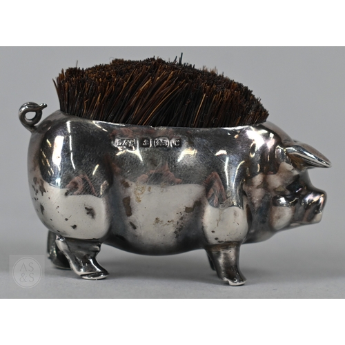 32 - An Edwardian silver novelty pen wipe formed as a pig, Levi & Salaman, Birmingham 1902, 5cm long