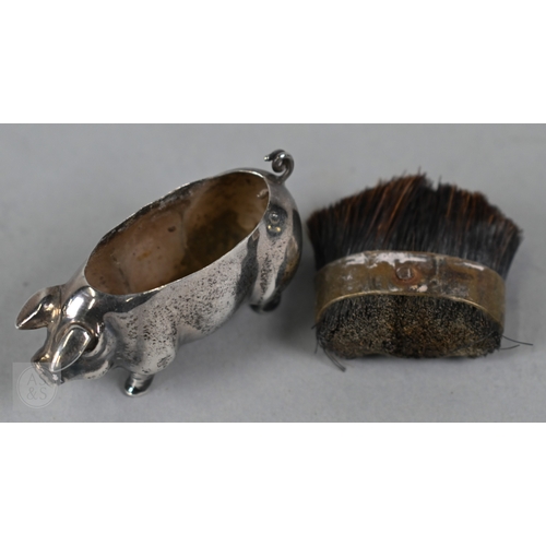 32 - An Edwardian silver novelty pen wipe formed as a pig, Levi & Salaman, Birmingham 1902, 5cm long