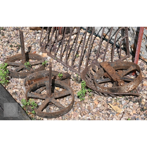 24 - Assorted old weathered cast iron items incl. a wall mounted blacksmith's vice; wall mounted hayrack;... 