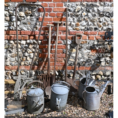 25 - Assorted vintage hand tools incl. turf spades, four galvanised watering cans, flat irons etc