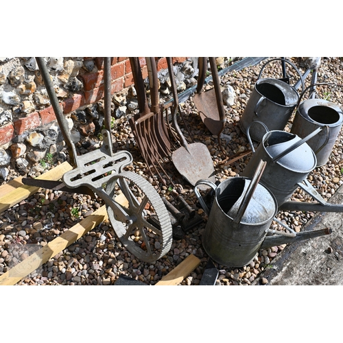 25 - Assorted vintage hand tools incl. turf spades, four galvanised watering cans, flat irons etc