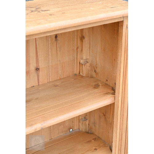 40 - A modern pine open low bookcase, 122 cm x 28.5 cm x 92 cm h