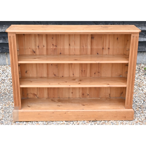 40 - A modern pine open low bookcase, 122 cm x 28.5 cm x 92 cm h