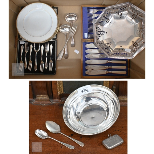 477 - A US Sterling bonbon dish, 15 cm diam, 3.3oz (104g) to/w a silver preserve spoon, teaspoon and engra... 