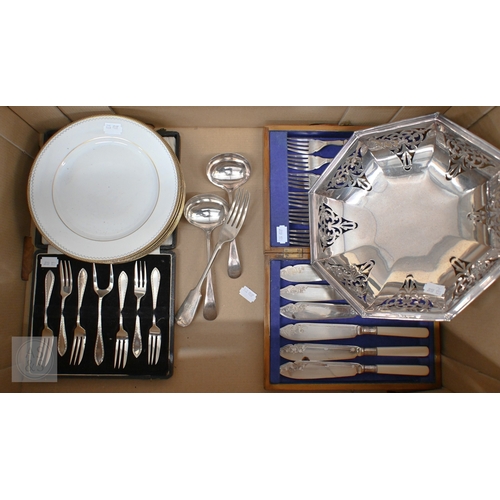 477 - A US Sterling bonbon dish, 15 cm diam, 3.3oz (104g) to/w a silver preserve spoon, teaspoon and engra... 