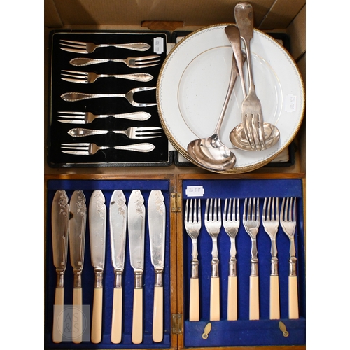 477 - A US Sterling bonbon dish, 15 cm diam, 3.3oz (104g) to/w a silver preserve spoon, teaspoon and engra... 