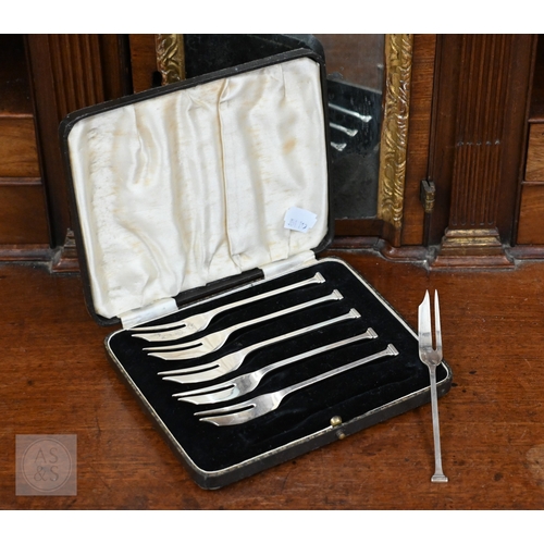 477A - A cased set of six silver seal-top pastry forks, Lanson Ltd., Birmingham 1913, 2.1oz (67g)