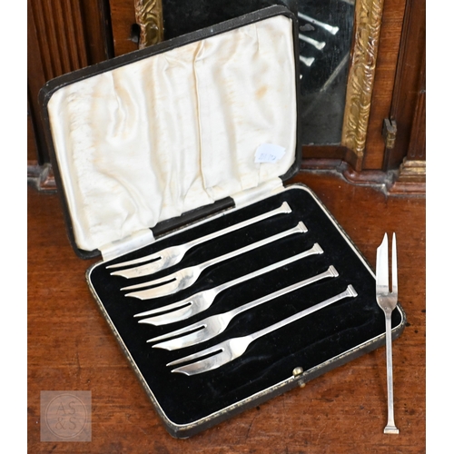 477A - A cased set of six silver seal-top pastry forks, Lanson Ltd., Birmingham 1913, 2.1oz (67g)
