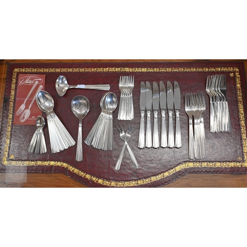 479 - A Danish Kronin Margit-Mønstret design set of ep flatware and cutlery (little used)