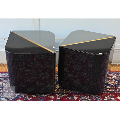 58 - Meridiani, Italy, a pair of two tone cube bedside cabinets, 45 cm x 45 cm x 50.5 cm h