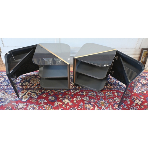 58 - Meridiani, Italy, a pair of two tone cube bedside cabinets, 45 cm x 45 cm x 50.5 cm h