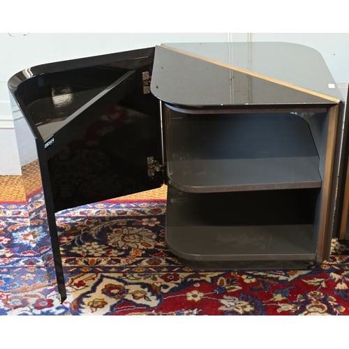 58 - Meridiani, Italy, a pair of two tone cube bedside cabinets, 45 cm x 45 cm x 50.5 cm h