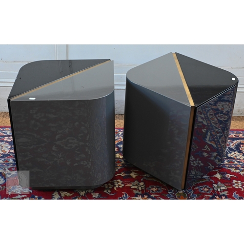 58 - Meridiani, Italy, a pair of two tone cube bedside cabinets, 45 cm x 45 cm x 50.5 cm h