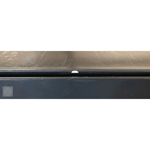 58 - Meridiani, Italy, a pair of two tone cube bedside cabinets, 45 cm x 45 cm x 50.5 cm h