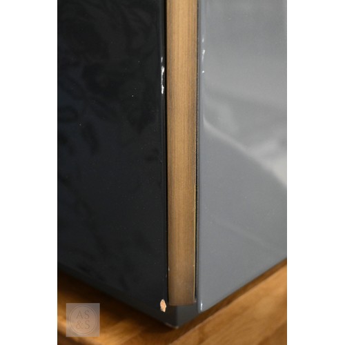 58 - Meridiani, Italy, a pair of two tone cube bedside cabinets, 45 cm x 45 cm x 50.5 cm h