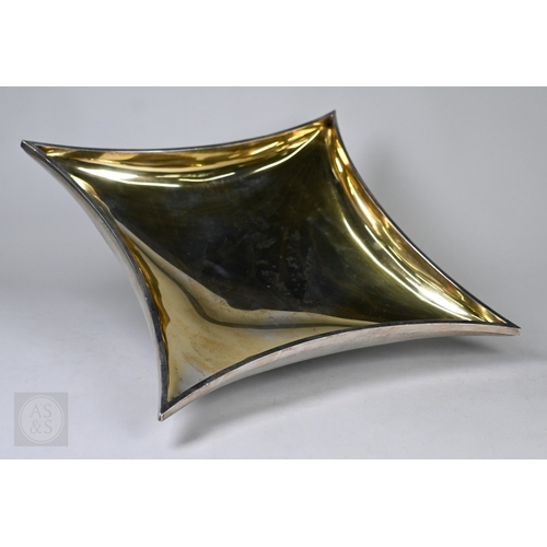119 - John M Willmin for Aurum Ltd: a large modern design silver bowl of concave square form with gilt int...