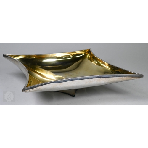 119 - John M Willmin for Aurum Ltd: a large modern design silver bowl of concave square form with gilt int... 