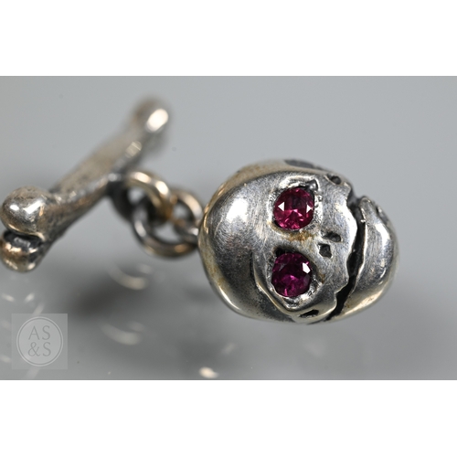 179 - Tim Noble & Sue Webster for Louisa Guinness - A pair of silver cufflinks in the form of a skull ... 
