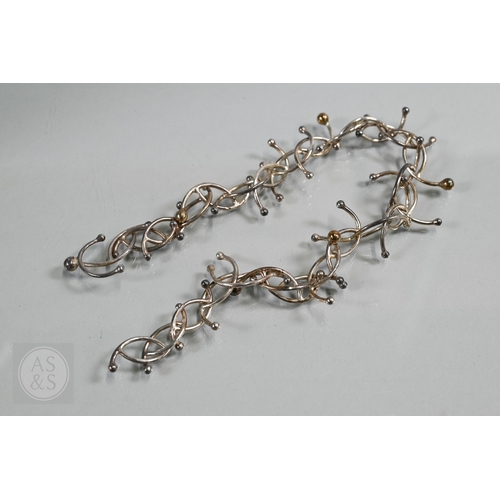 142 - Yen Duong - A silver curved 'molecule' necklace/choker, approx 40 cm long (open), 74.5g
