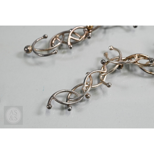 142 - Yen Duong - A silver curved 'molecule' necklace/choker, approx 40 cm long (open), 74.5g